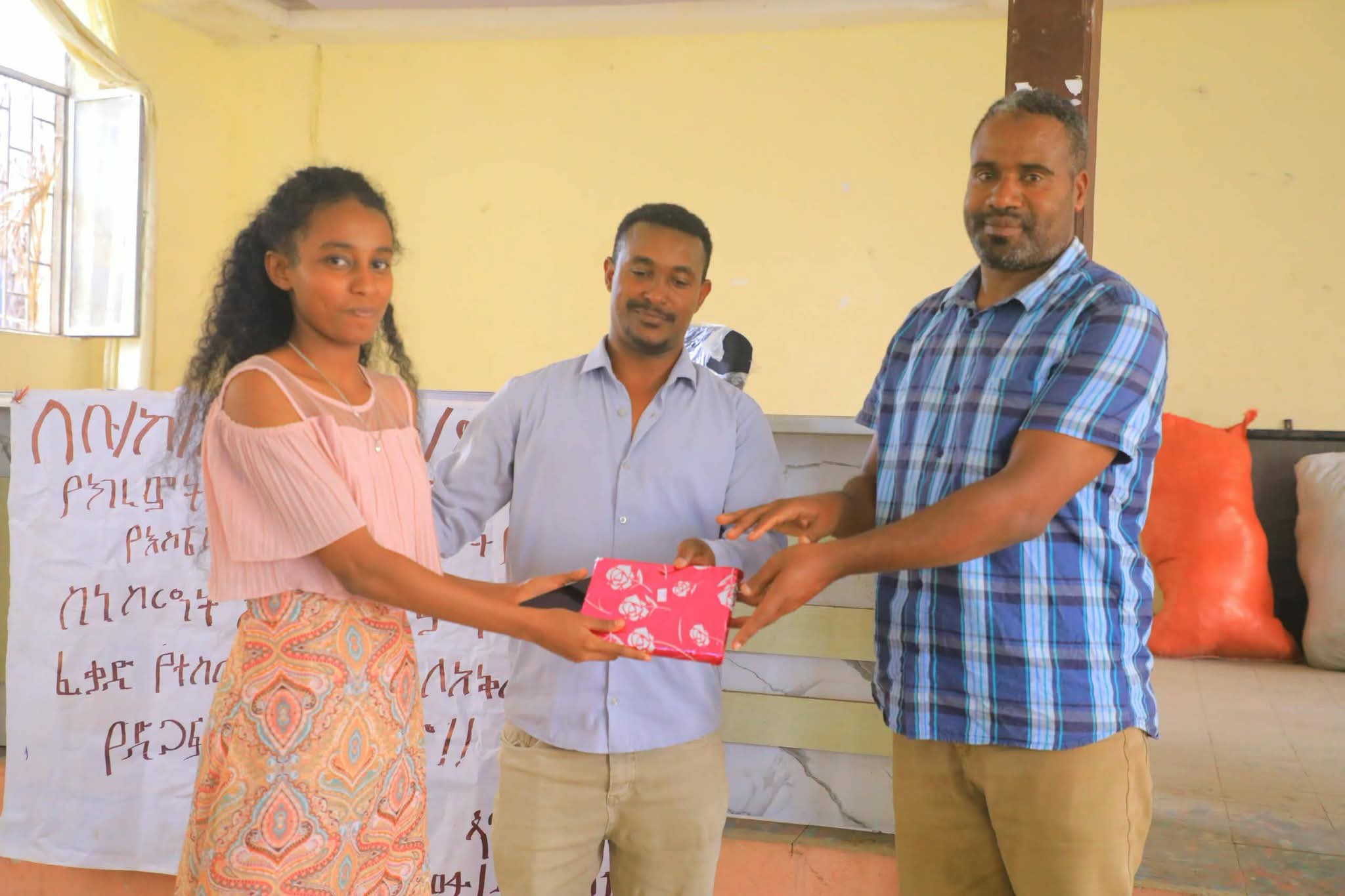 የቡታጅራ ከተማ ሳይንስና ኢንፎርሜሽን ቴክኖሎጂ ጽ/ቤት በክረምት የበጎ ፈቃድ በተለያዩ የቴክኖሎጂ ዘርፎች ያሰለጠናቸውን ተማሪዎች አስመረቀ።